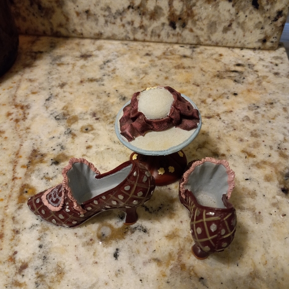 Miniature shoes and hat - Picture 3 of 4